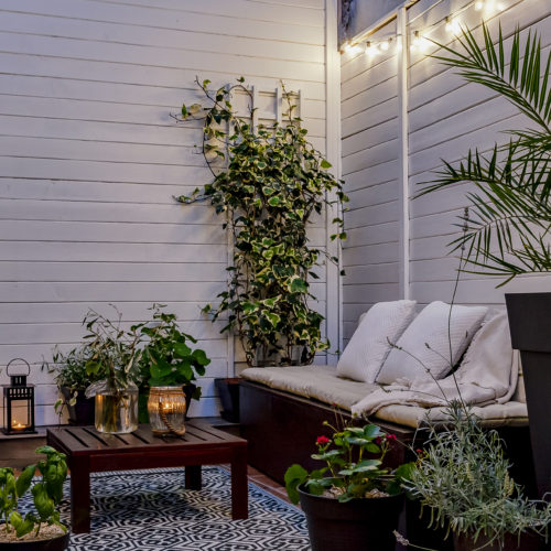 Aménagement d'une terrasse. Des solutions simples à mettre en œuvre et économiques ont permis de créer un espace agréable dans ce petit patio.